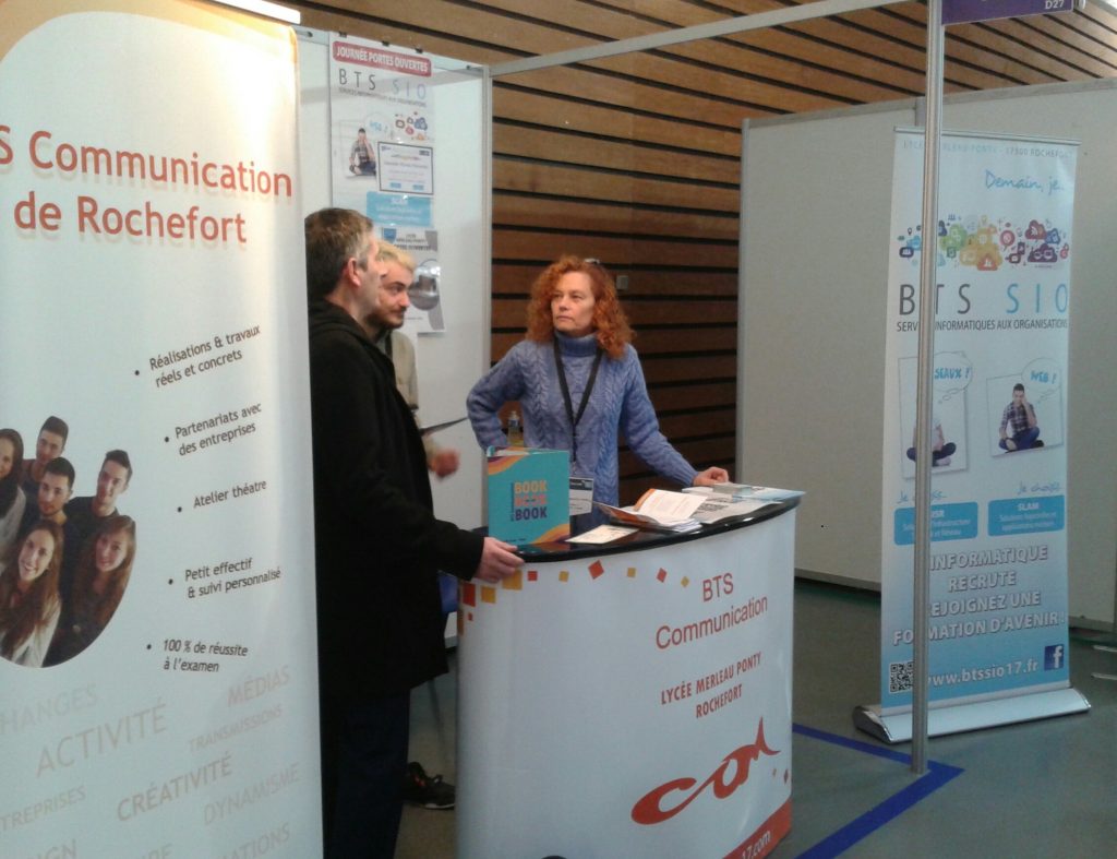 Stand du lycée Merleau Ponty au salon de l'orientation Passerelle 2023 de La Rochelle